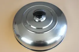 锅盖上重污垢难清理，奶奶教我一招去污法，立马和新的一样视频封面