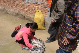 农村实拍：商贩进村收鸭毛，没过称只看一眼就直接4元，合理不？视频封面