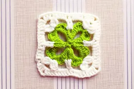 钩针编是四叶草方形单元花，有没有很像一颗四叶草呢，附视频