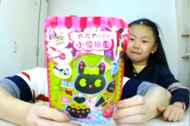 试吃日本食玩“巧克力小兔拼图”，把巧克力融化后制作，超简单