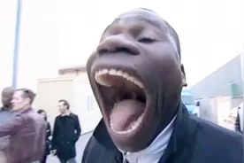 非洲男子直接喝下两桶水！众人关注下，一滴不漏吐出来！看傻众人