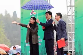 中国诗词大会亚军彭敏吟诵《泉湖二月八》，浓浓的故乡情催人泪下视频封面