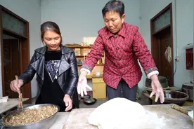 农村婆媳蒸包子，婆婆用酵母和面有巧招，儿媳用干豆角配菜味道好