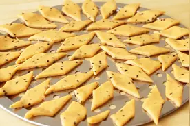 1个西红柿，2个鸡蛋，教你做秘制的小零食，香甜酥脆，好吃又解馋