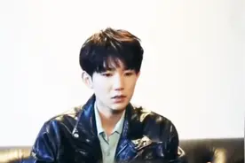 王源父母是普通工人，王源赚钱只为养父母！网友：太孝顺！视频封面