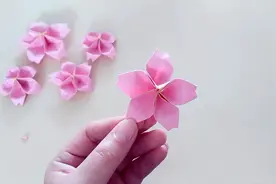 教你折纸漂亮的桃花，一张纸简单折几下就可以，越看越喜欢