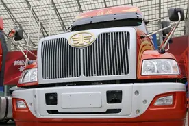 一汽“美式长头”重卡！驾驶室加长，油箱隐藏，双层卧铺带冰箱！视频封面