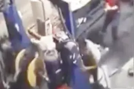 工人操作不慎被卷机器 疯狂旋转数十圈视频封面