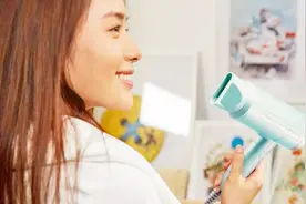 吹头发有妙招，这样吹头发可快速吹干，还不会损伤头发！