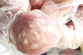 赶紧看看您家猪肉里有没有这种白色米粒？恶心的顾客吃不下饭
