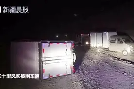 大风夜发威 新疆吐鲁番三十里风区厢式货车被吹翻视频封面