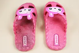 凉拖发黑变黄难清理？只需一个小窍门，让你天天穿新鞋，太厉害了