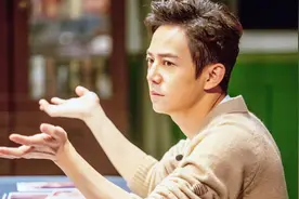 何炅一家四口合照全家福曝光 哥哥何昊神似李晨视频封面