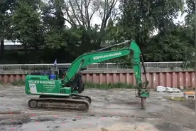 厉害，挖掘机真是无所不能，这装上钻头，就能打孔了