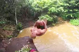 老外太勇敢了！户外挑战后空翻，头碰到岩壁跌入水中断了14根肋骨视频封面