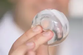 矿泉水球终于要来了！一毛钱一个，这个夏天流行喝这个？视频封面