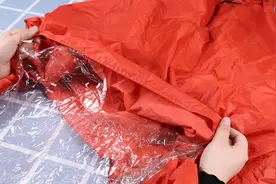 丢掉破雨衣等于在扔钞票，妈妈把它改改送给我，一下能少花几十元视频封面