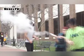 街头恶搞：国外小伙再出新招，路人被整到怀疑人生！视频封面