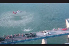 国外一辆货车掉入深海直接用直升飞机救援，网友直呼这场面壮观！