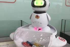郑州这个机器人厉害了 不吸烟却“没收”了好几个打火机图片