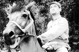 经典回放，老电影《英雄虎胆》片头，熟悉的八一厂片头音乐