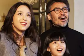 吴秀波一家人照片，因将母亲送养老院被骂，他与母亲齐回应！视频封面
