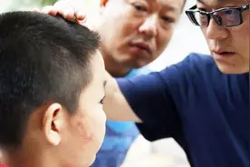 爸爸送女儿上幼儿园，一把抓住一个男同学扇了两巴，爸爸冲动了吗？视频封面