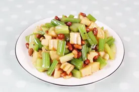 芹菜莲藕试试这种新做法，简单易学，香脆口感好，大人小孩都喜欢