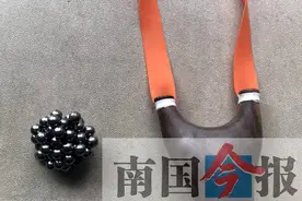 飞来横祸!女子在家看电视 玻璃窗被打穿了一个洞图片