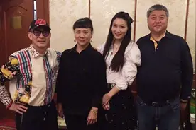 六小龄童59岁生日，晒老婆与友人合影，黄晓明第一时间送祝福视频封面