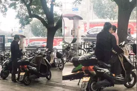 窦唯骑着电动车带着女儿出现北京街头，网友对此议论纷纷视频封面