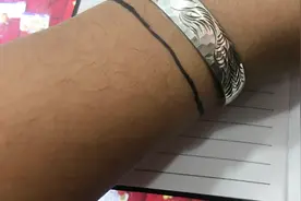为什么佩戴银手镯，手臂上都会留下一道“灰色痕迹”，小汉讲银饰视频封面