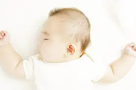 为什么宝宝睡在妈妈怀里就很香，放床上就会醒，决不是孩子矫情！