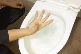 上厕所蹲马桶，容易溅到一屁屁水，教你一招告别马桶溅水！视频封面