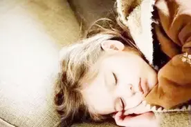 让孩子这样睡觉不仅长不高，还影响智力！家长别忽视！