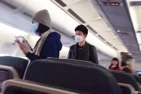 网友偶遇张杰夫妻坐飞机带宝宝回老家？谢娜发博俏皮作出回应视频封面