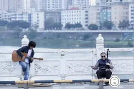 街头卖艺农村大爷用二胡与小伙斗乐，越斗越开心视频封面