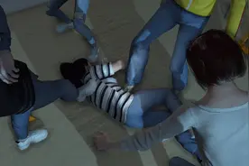 3D：17岁女生因打呼噜 被8个同学从上铺拖下群殴 右耳失聪