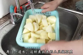 土豆最常见的吃法，农村妈妈教你一招，这样煮出来的土豆又粉又软视频封面