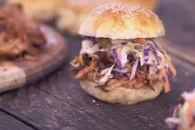 拉肉汉堡是美国的传统菜谱，但是在美国已近有300年历史了！