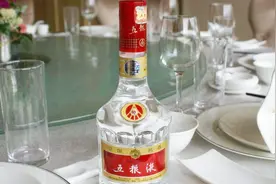 木制书桌上被孩子画上了涂鸦，很难擦掉？用白酒一秒钟把它去掉视频封面