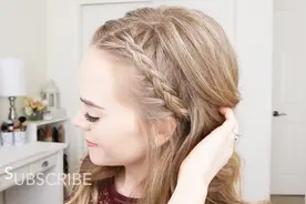 头发披散凌乱又普通，将前额碎发编成小发辫，发型立马美起来