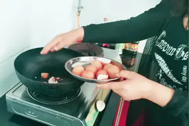 花盆里都是小飞虫？农村花姐教你一招炒鸡蛋壳，小虫子全部死光光视频封面