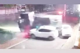 大货车司机疑似睡着“横扫千军”撞上SUV 挤碎小轿车 4人遇难视频封面