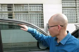 车窗防夹到底是什么功能，看老司机用手演示车窗防夹，看着都疼