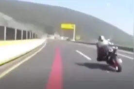 速度与激情？男子高速上骑摩托车飙车 失控飞出护栏 留下一地狼藉视频封面