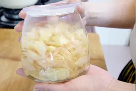 家庭自制醋浸嫩仔姜，酸甜可口，好吃又开胃，做法很简单