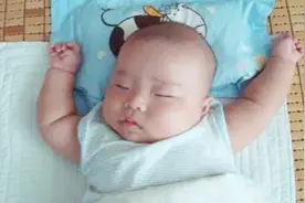 婴儿睡着后，为什么要“双手上举”？说出来你都不敢相信！视频封面
