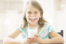 每天都喝奶，到底酸奶和牛奶哪个比较有营养，好多人都不知道视频封面