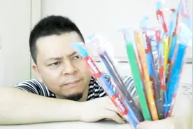 试吃彩虹扭扭糖，不但可以吃，还有用来喝饮料